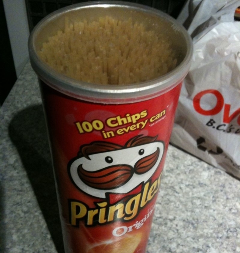 Use a Pringles Can to Store Spaghetti | Imgur.com/bNt9j