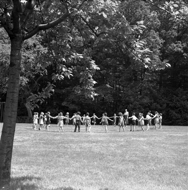 Ring Around the Rosie | Getty Images Photo by RDB