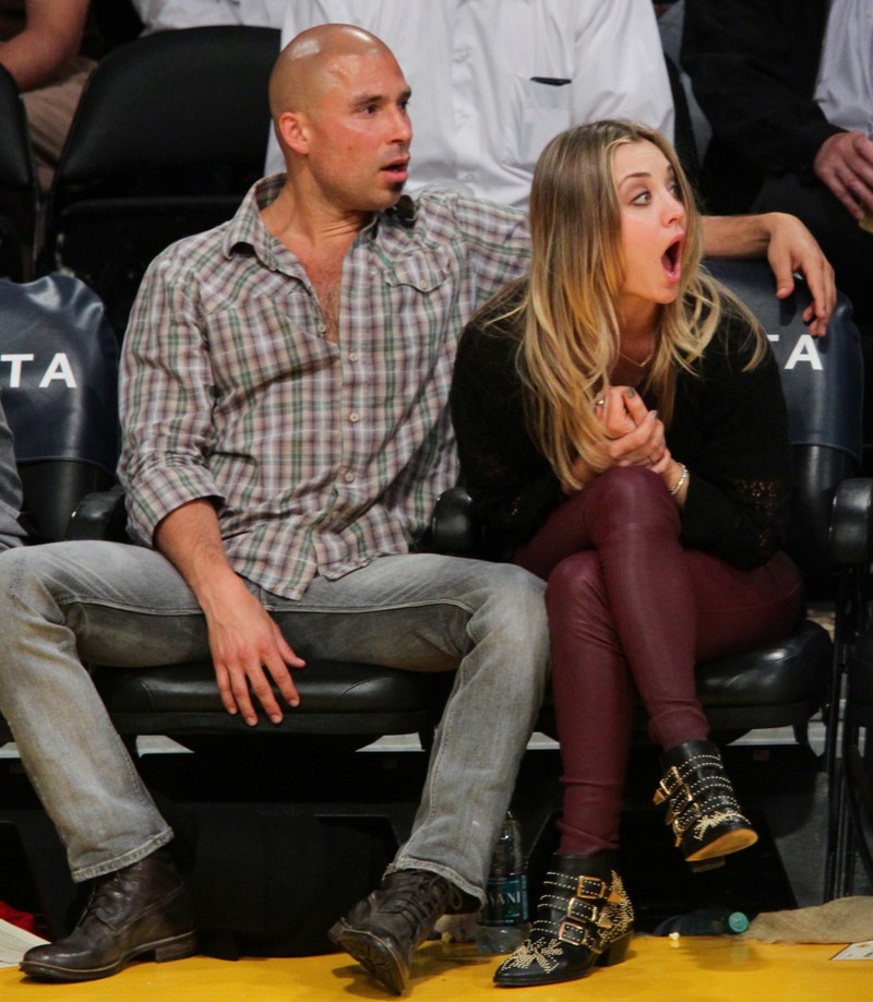 Kaley Cuoco y Brett Bolinger | Getty Images Photo by Noel Vasquez