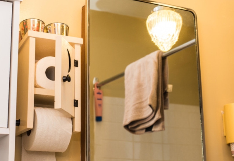 Out-of-Sight Paper Towel Holder | Alamy Stock Photo