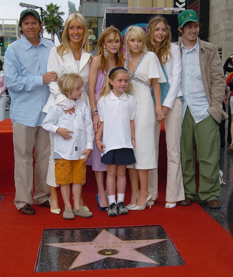 The Olsen Brother and the Autographed Photos | Alamy Stock Photo by Tsuni/USA