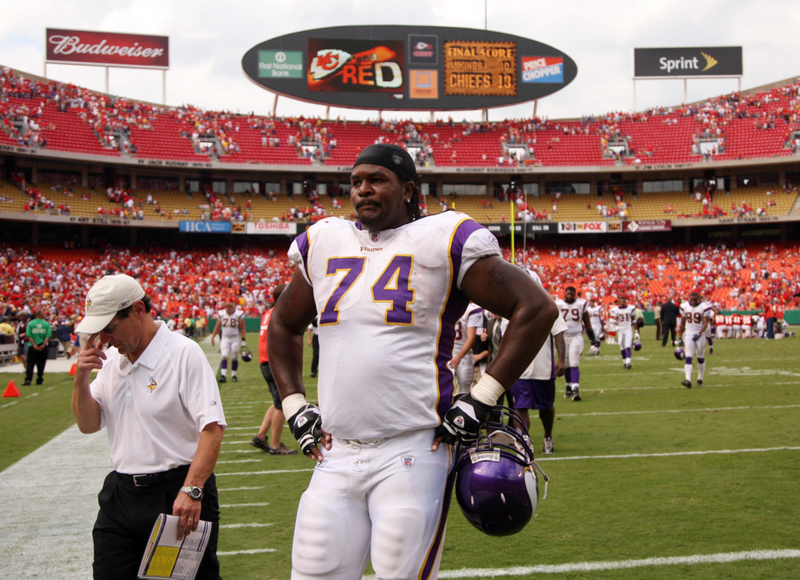 Bryant McKinnie – 6’8″, 352 lbs | Alamy Stock Photo by Minneapolis Star Tribune/ZUMA Press, Inc.