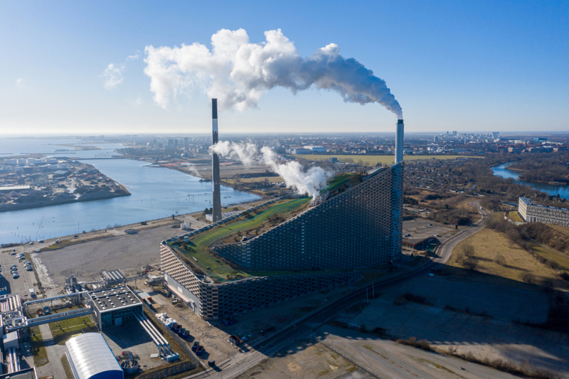 Ski Slope on Top of Power Plant | Getty Images Photo by olli0815