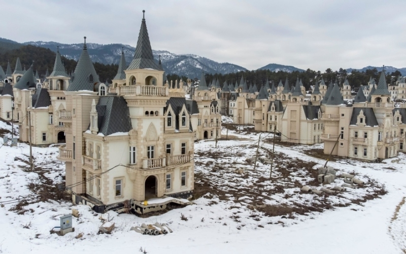 The Abandoned Burj Al Babas Resort in Turkey | Alamy Stock Photo by Esin Deniz