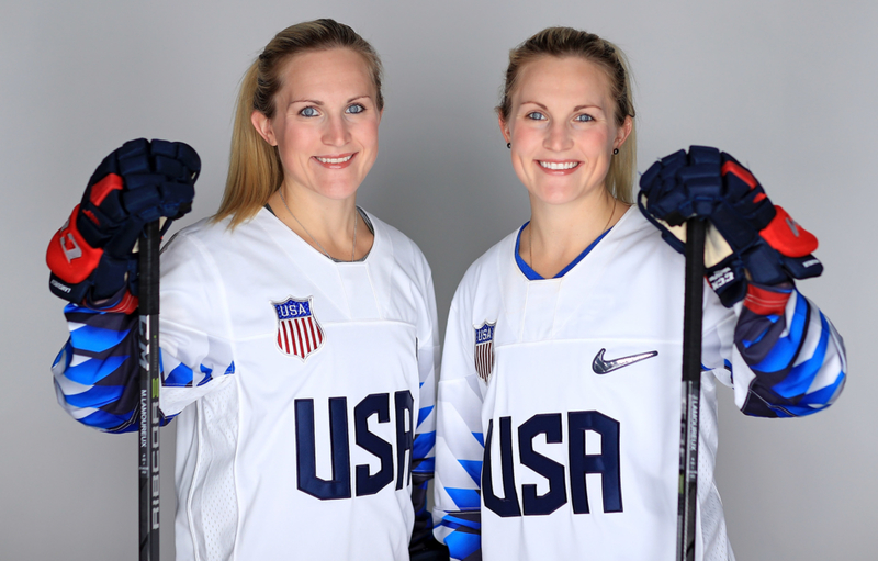 Monique Lamoureux y Jocelyne Lamoureux | Getty Images Photo by Mike Ehrmann