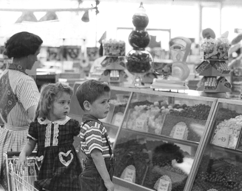 Pasando el rato en la tienda de golosinas | Getty Images Photo by Duane Howell