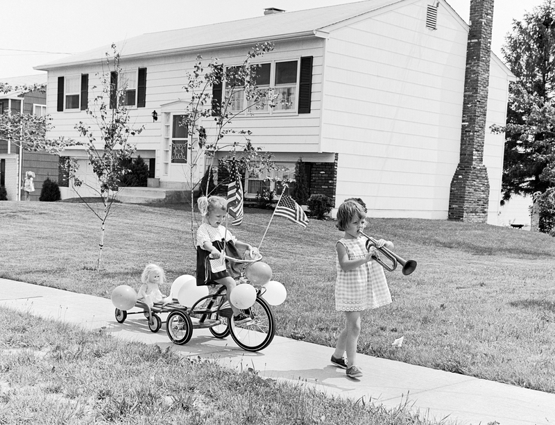 Niños afuera sin supervisión | Alamy Stock Photo by ClassicStock/H.ARMSTRONG ROBERTS