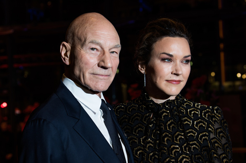 Patrick Stewart y Sunny Ozell | Getty Images Photo by Matthias Nareyek/WireImage