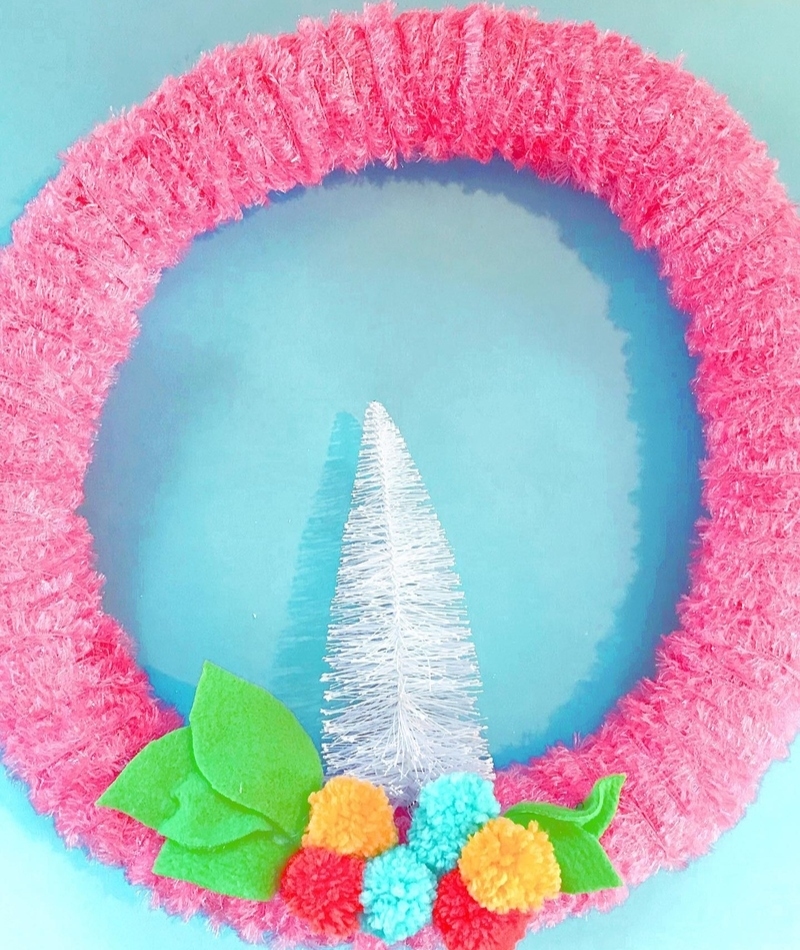 Pool Noodle Christmas Wreaths | Instagram/@missbipps