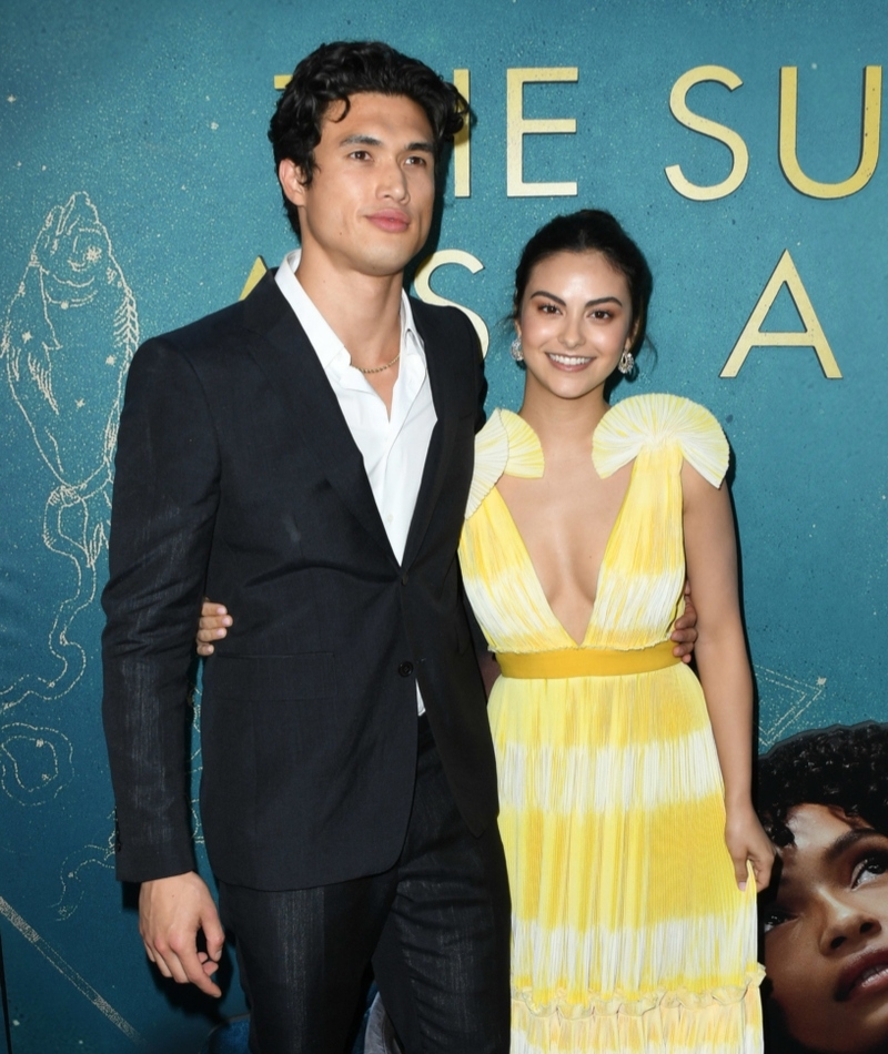 Camila Mendes y Charles Melton | Getty Images Photo by Jon Kopaloff