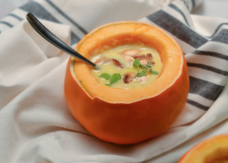 Sirve sopa en calabazas pequeñas | Shutterstock