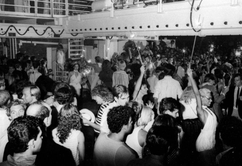 La Nuit D’Ouverture du Club A Vite Tourné au Chaos | Alamy Stock Photo by John Barrett/PHOTOlink