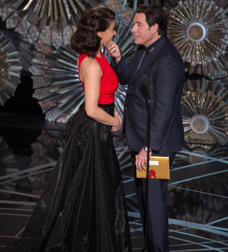 John Travolta gerät direkt ins Gesicht von Idina Menzel | Alamy Stock Photo by PictureLux / The Hollywood Archive 