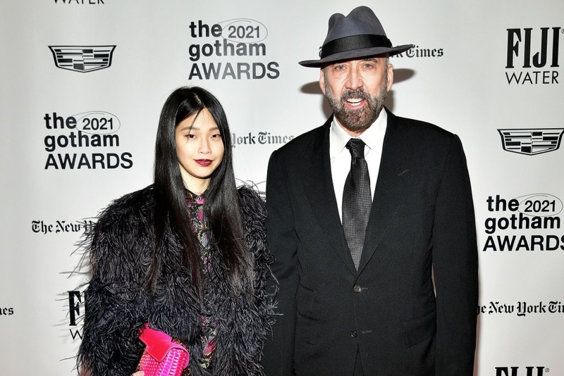 Nicholas Cage und Riko Shibata | Getty Images Photo by Eugene Gologursky/FIJI Water