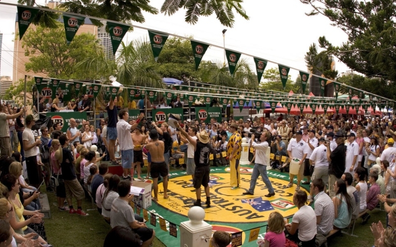 Campeonato de carreras de cucarachas | MelBrackstone/Shutterstock