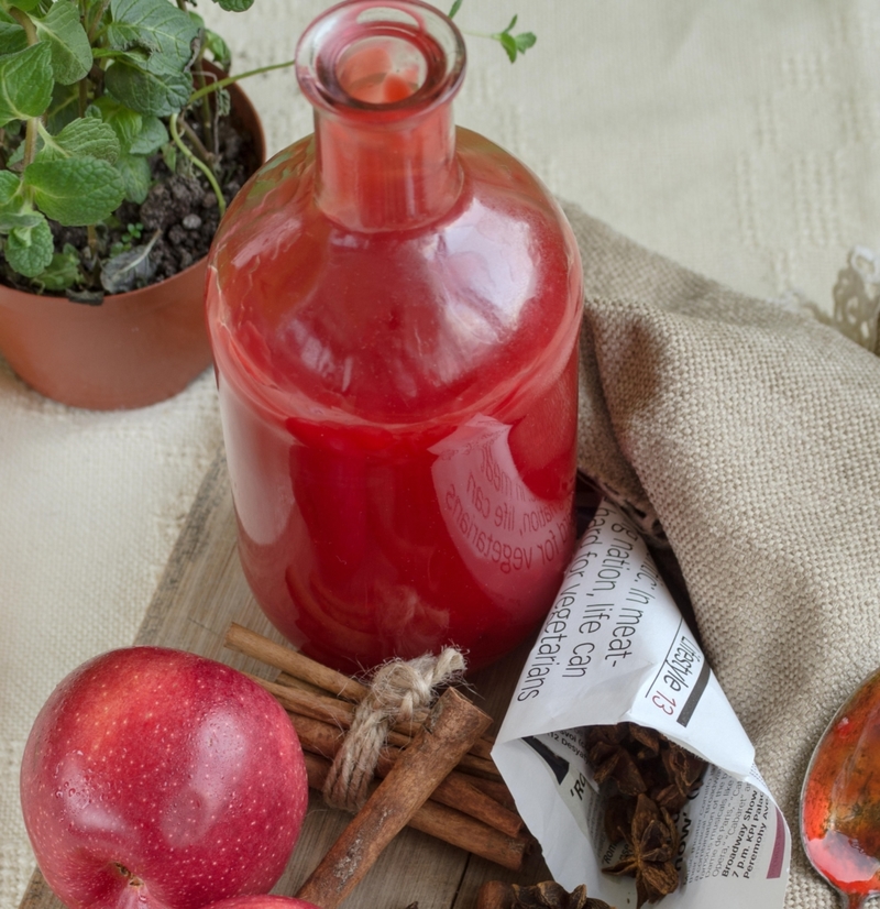 Red Hot Applesauce | Alamy Stock Photo by Elster 