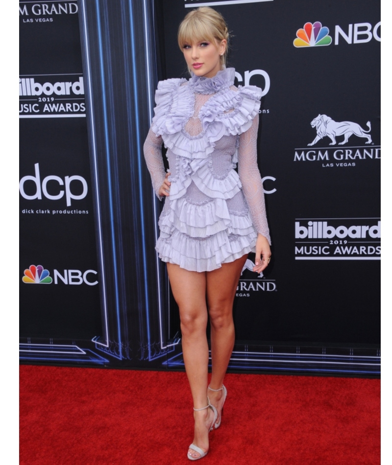 Taylor Swift – 180 cm | Shutterstock Photo by Tinseltown