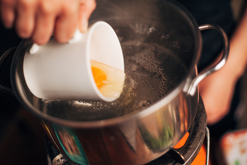 Huevos perfectamente escalfados | Shutterstock Photo by Suteren