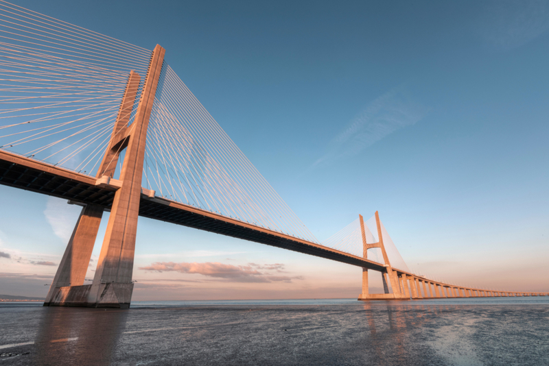 Puente Vasco da Gama, Lisboa | Alamy Stock Photo by Joana Kruse