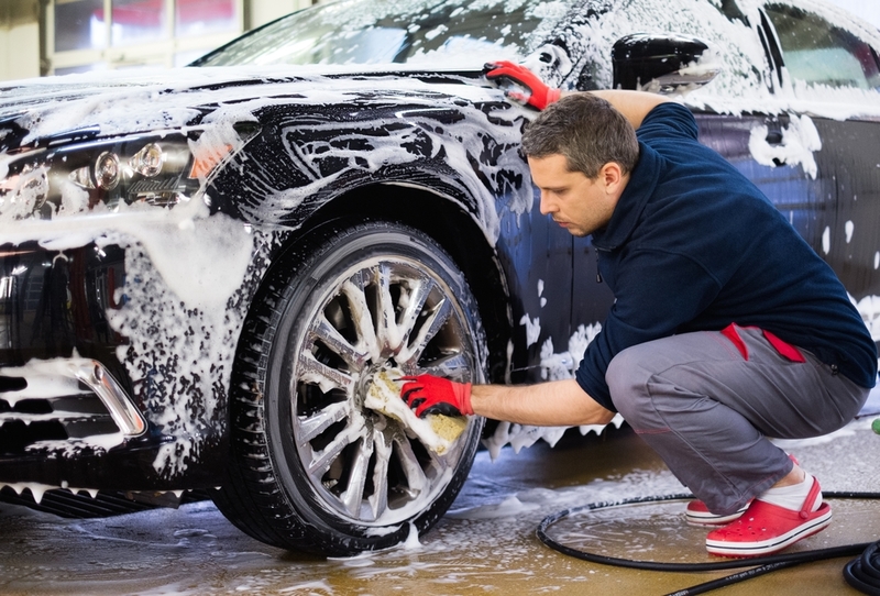 Nettoyez votre Voiture avec du Shampoing Pour Bébé Pour Retirer les Taches | Shutterstock