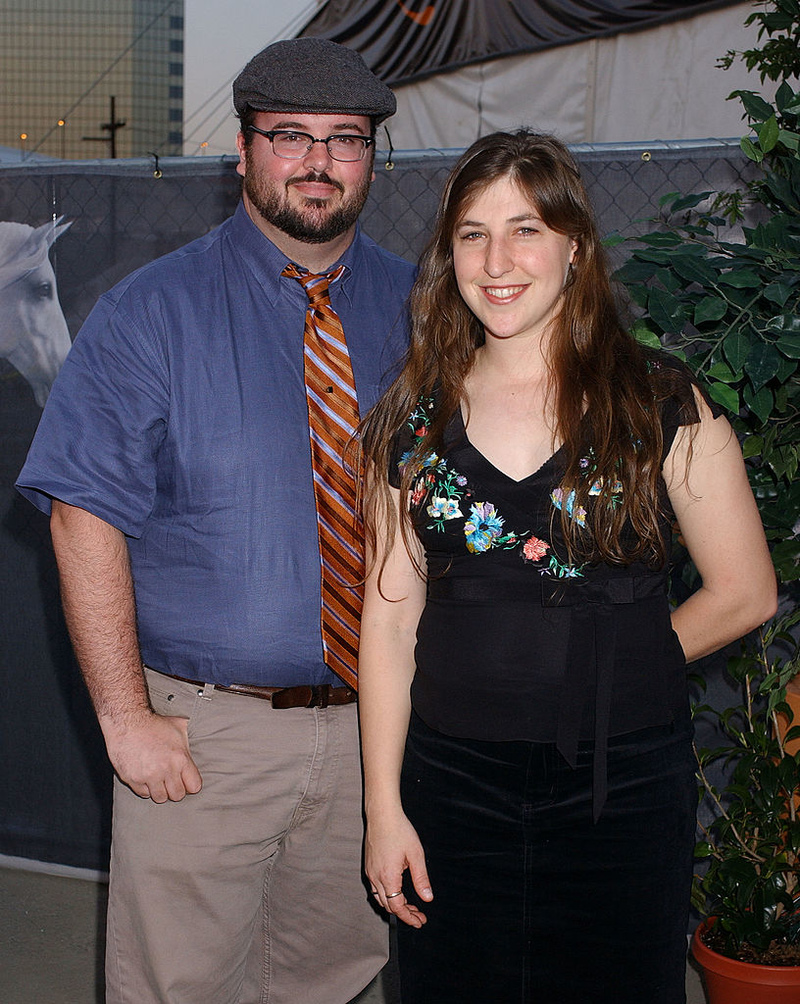 Mayim Bialik e Michael Stone | Getty Images Photo by Gregg DeGuire