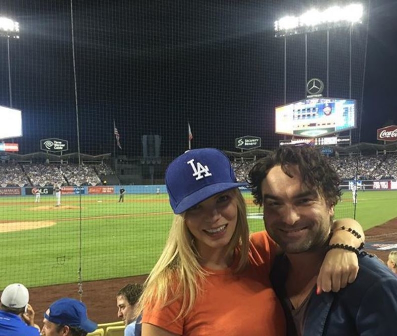 Johnny Galecki e Ariella Nicole | Instagram 