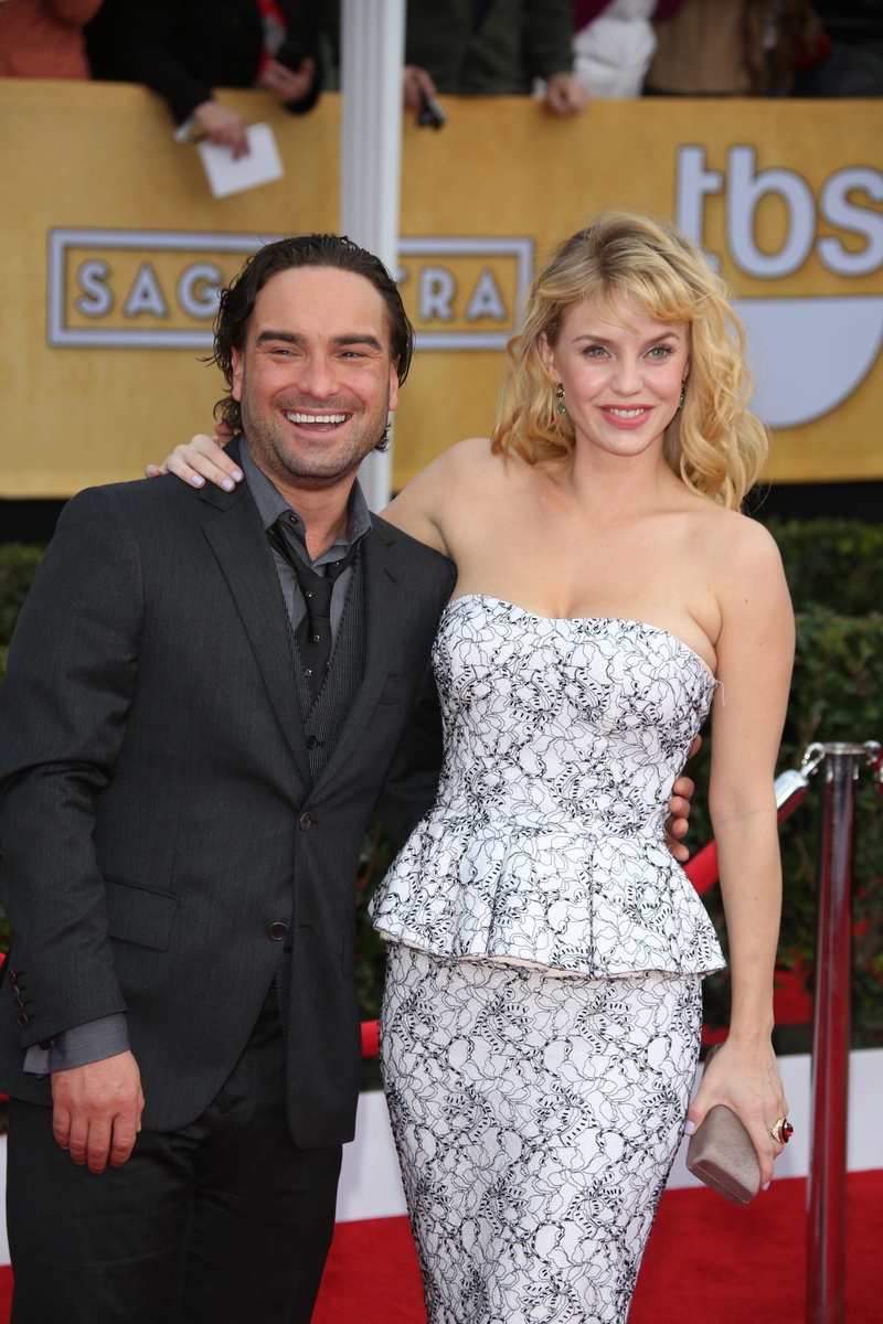 Johnny Galecki et Kelli Garner | Alamy Stock Photo