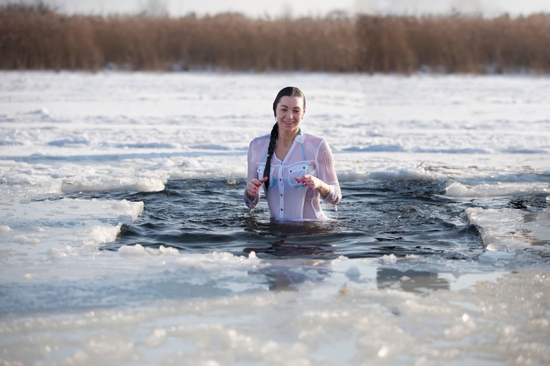 Nadar en invierno | Alamy Stock Photo