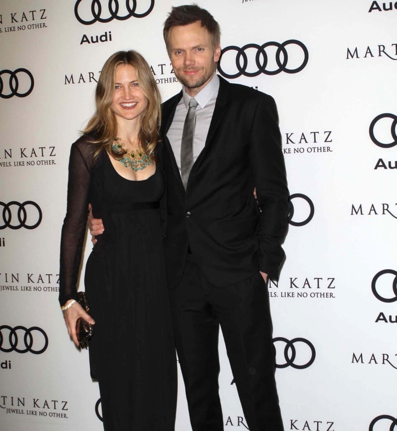 Joel McHale et Sarah Williams – Ensemble Depuis 1996 | Alamy Stock Photo by WENN Rights Ltd 