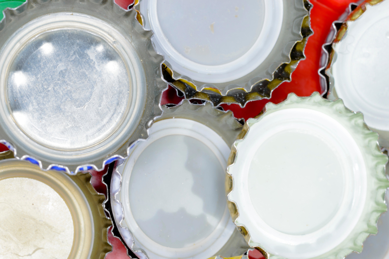 Les pièces en plastique sous le bouchon | Alamy Stock Photo