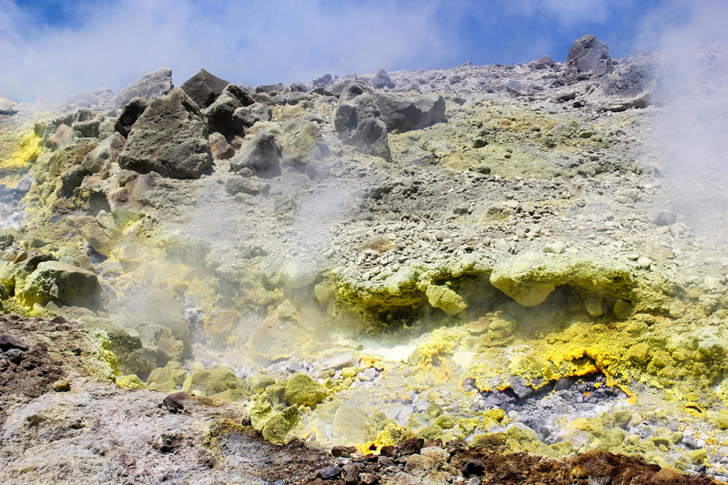 Une odeur d'œuf pourri près d'un volcan ? | Alamy Stock Photo by Little Adventures