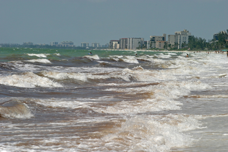 N'entrez pas dans un canal d'eau agité à la plage | Alamy Stock Photo by Steve Photo