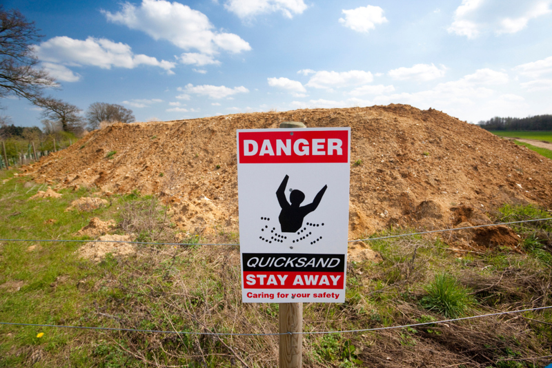 Il n'y a pas de signal pour les sables mouvants, mais vous pouvez en sortir ! | Alamy Stock Photo by David J. Green