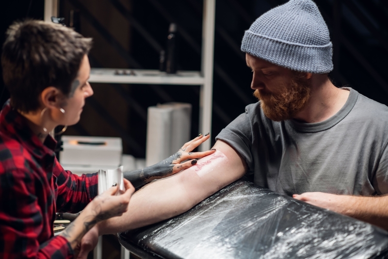 Protéger vos nouveaux tatouages | Alamy Stock Photo by Anna Kosolapova