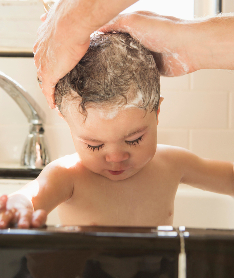 Protéger votre bébé pendant le shampoing | Alamy Stock Photo by Tetra Images, LLC/Lucy von Held