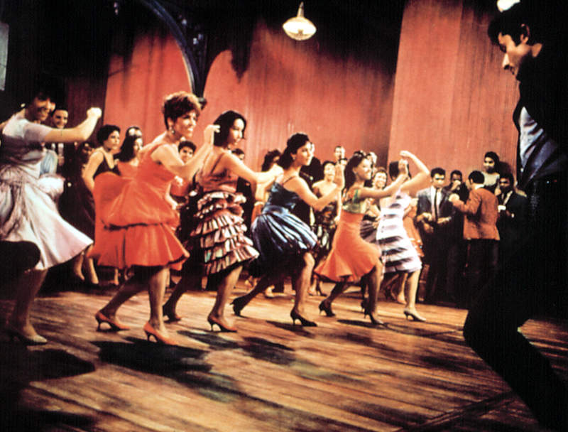 El baile en el gimnasio en “West Side Story” | Alamy Stock Photo by Courtesy Everett Collection