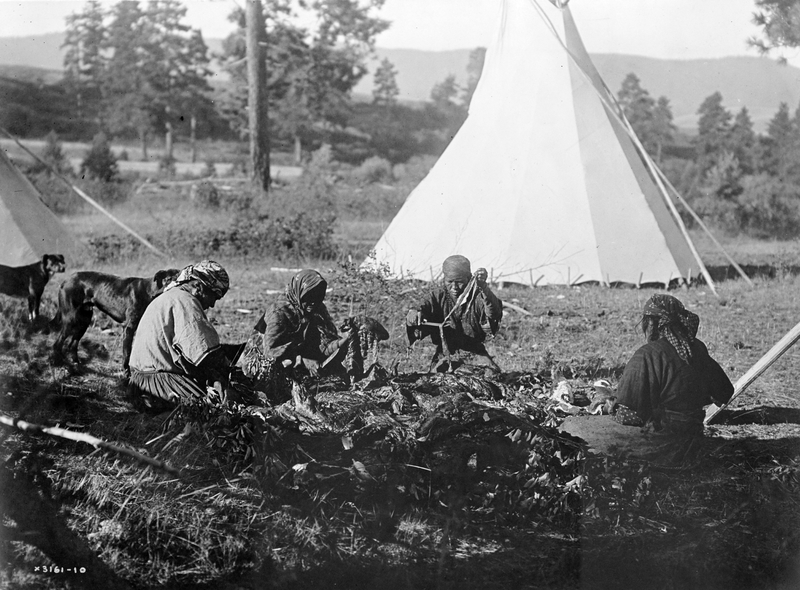 Mujeres Salish preparando la carne | Alamy Stock Photo by Photo12/Ann Ronan Picture Library