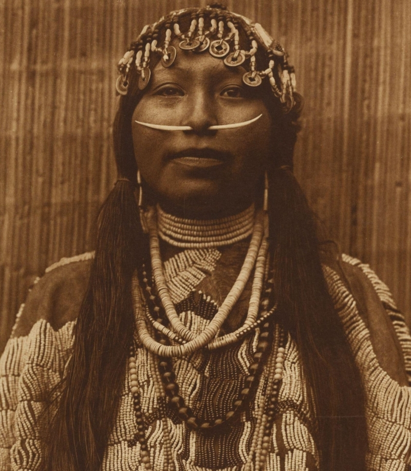 Mujer Wishram con Piercing en la Nariz | Alamy Stock Photo by Edward S. Curtis 