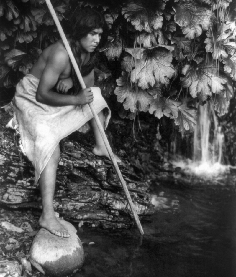 Hombre Hupa pescando salmón | Alamy Stock Photo by Edward Curtis