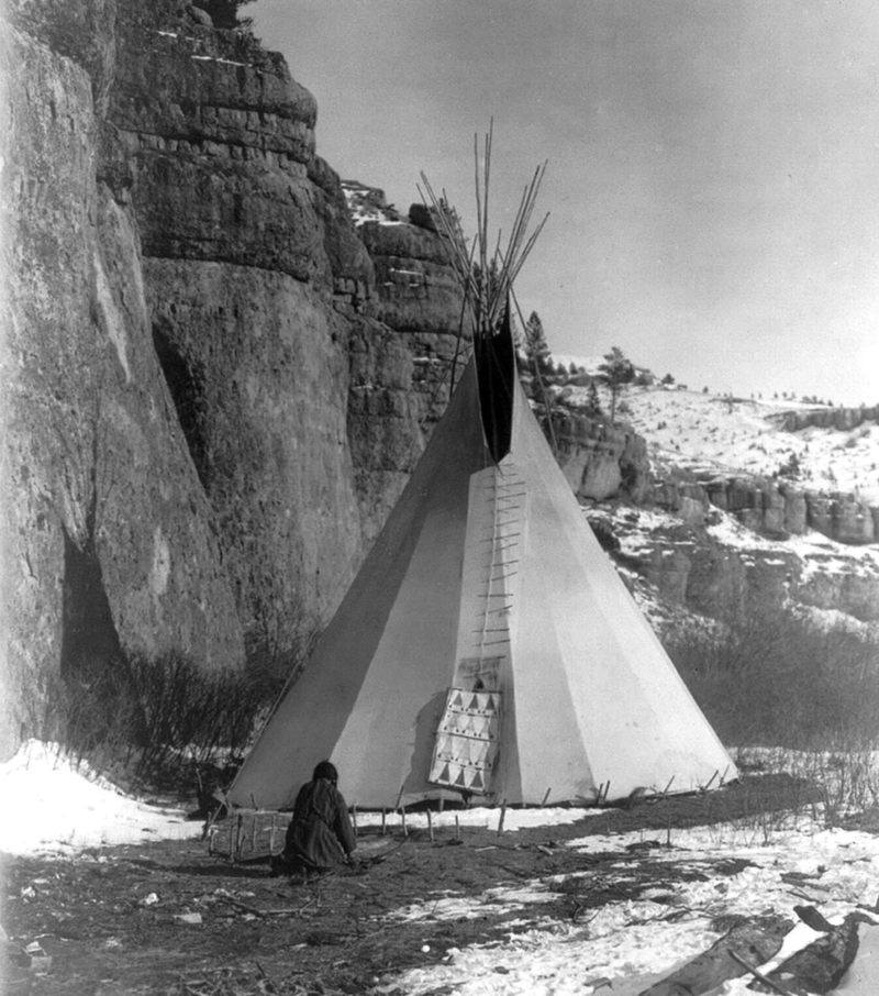 Estiramiento de pieles Apsaroke | Alamy Stock Photo by Edward S. Curtis 