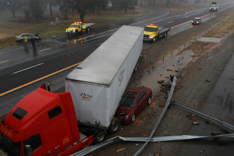 AUTOBAHN UNFALL | Alamy Stock Photo by Redding Record Searchlight/ZUMAPRESS