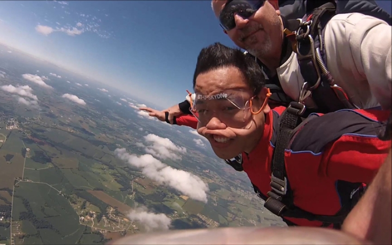 What if You Tried to Smile While Skydiving? | Imgur.com/Soundvo1ume