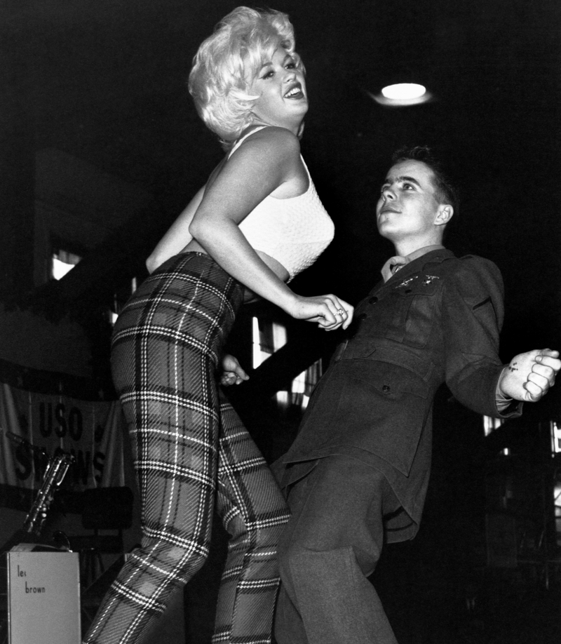 Mit einem Twist den Tag beenden! Ein junger, ausgelassener Marinesoldat  tanzt Twist mit Jayne Mansfield - Newfoundland U.S. Marinestation, 1961 | Getty Images Photo by Bettmann