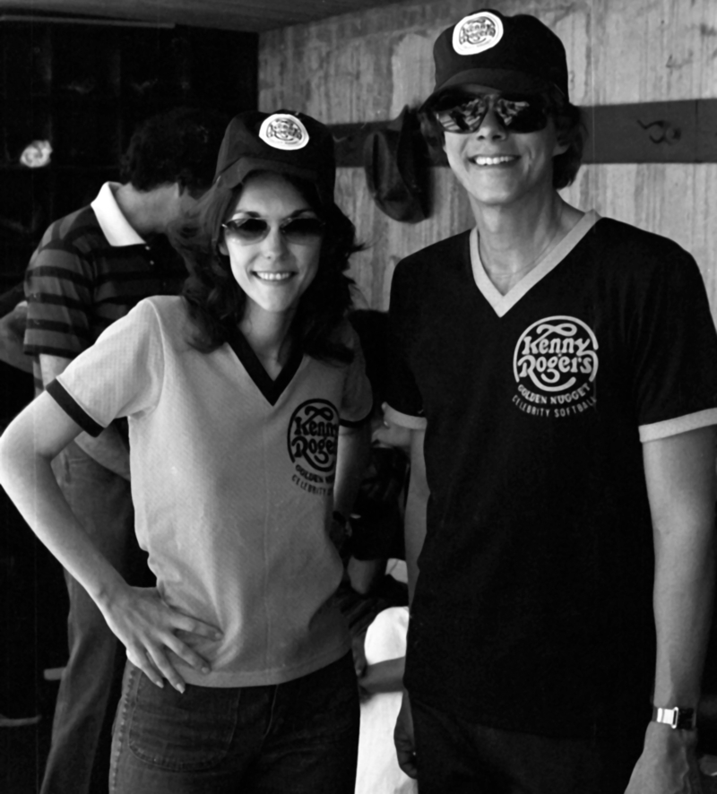 The Carpenters: Das musikalische Geschwisterduo Karen and Richard Carpenter auf Softballturnier ,1973 | Getty Images Photo by Ron Galella