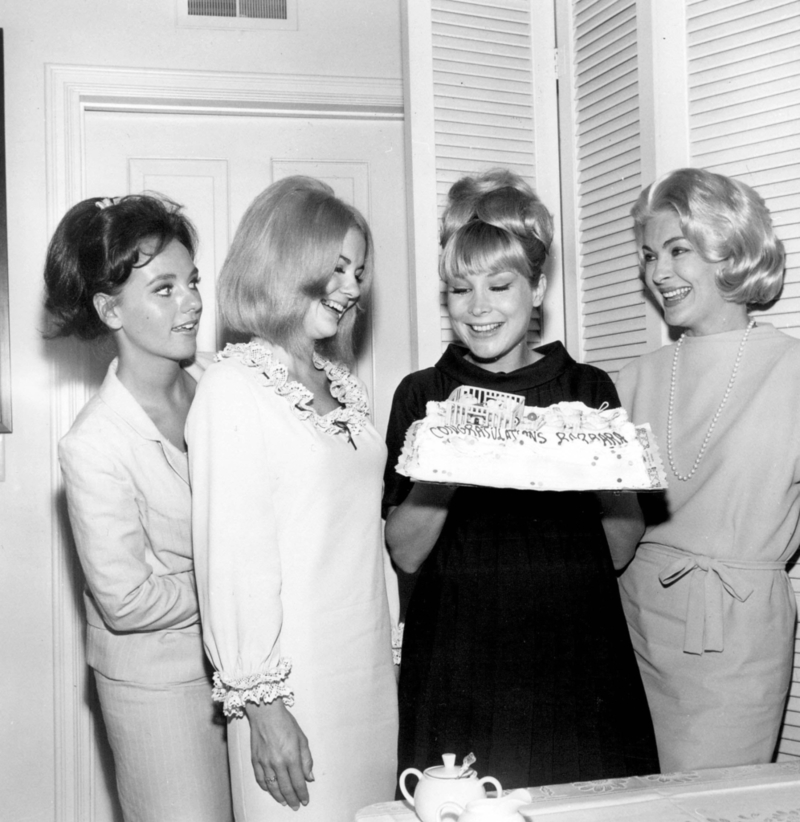 Barbara Eden’s Baby Shower im Jahr 1965 | Alamy Stock Photo by Globe Photos/ZUMAPRESS.com