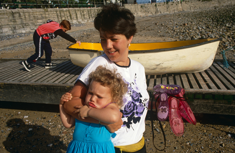 Mamá, me estás asfixiando | Alamy Stock Photo