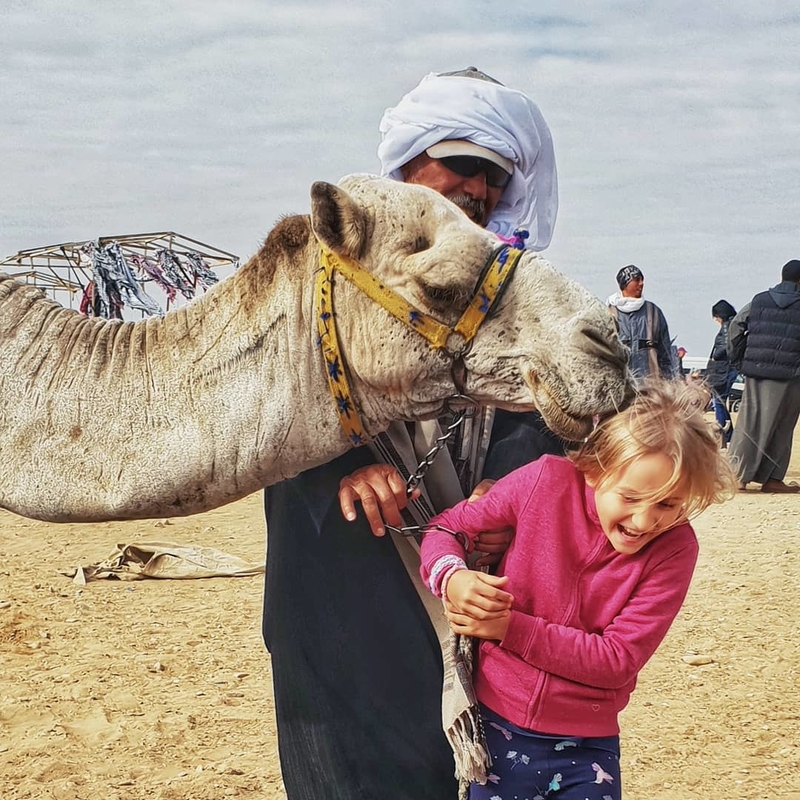 Primer beso de camello | Instagram/@ourglobetrotters