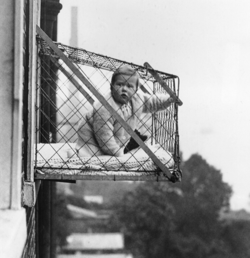 Jaulas para bebés | Getty Images Photo by Fox Photos