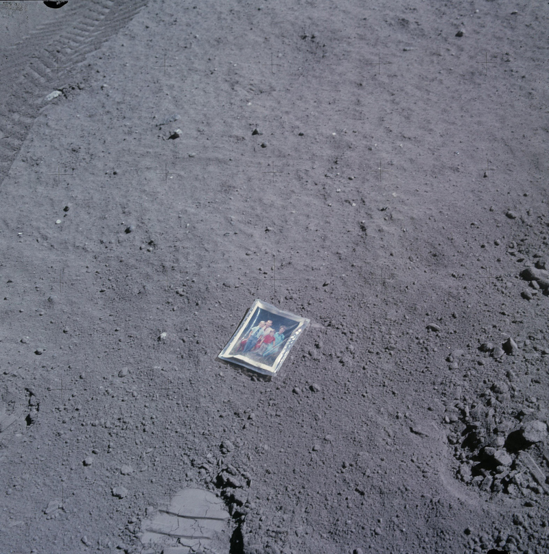 Foto familiar en la Luna | Alamy Stock Photo by NASA Image Collection 