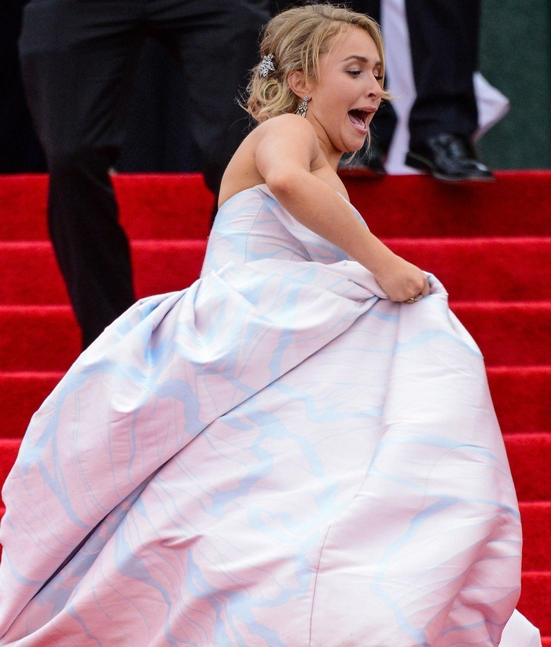 Hayden Panettiere Tropeça Em Seu Vestido | Getty Images Photo by Ray Tamarra/GC Images